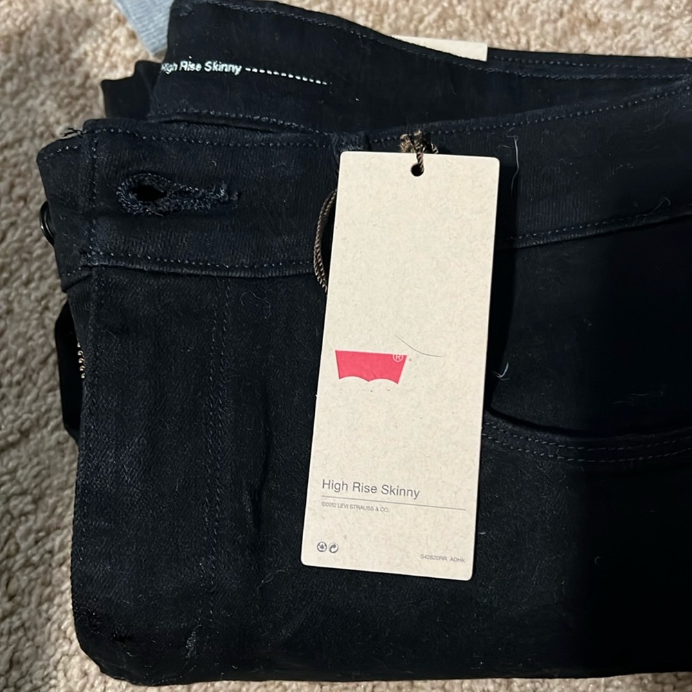 Levi high rise skinny - black color - size 29, new with tags